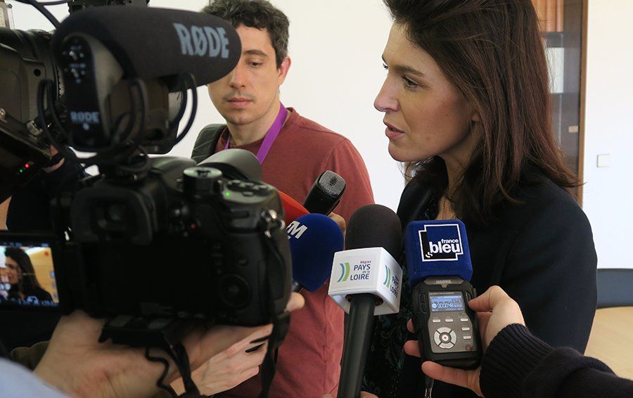 Christelle Morançais, présidente du Conseil régional des Pays de la Loire parle aux médias