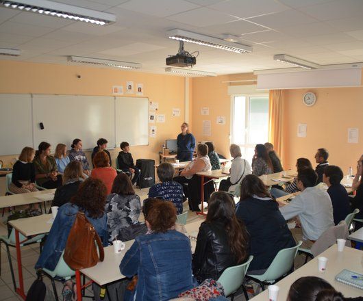 Salle de classe avec atelier et présentation