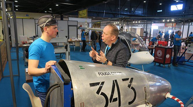 Un jeune et son tuteur aux Olympiades des métiers en 2020