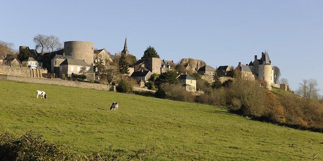 paysage rural mayennais avec un village en arrière-plan de la photo 