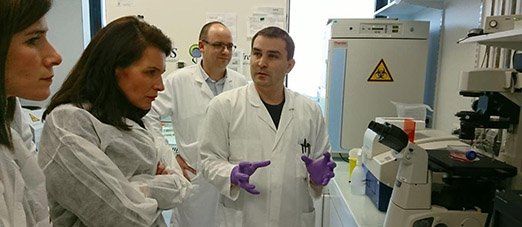 Christelle Morançais, présidente de la Région des Pays de la Loire, et Vanessa Charbonneau en visite dans le centre de recherche GAEC