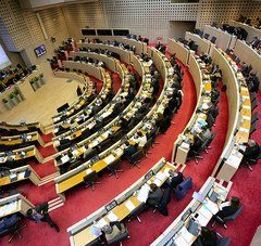 hemicycle avec élus au travail