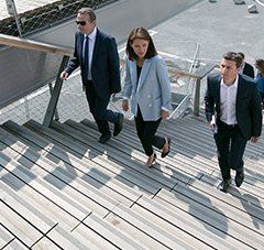 Christelle Morançais, présidente de la Région des Pays de la Loire, gravit les marches de la nouvelle passerelle, lors de l'inauguration des premiers aménagements du PEM de Laval. 