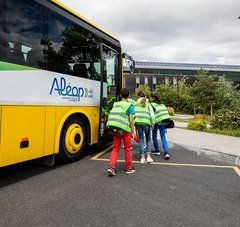 Des élèves montent dans le car scolaire