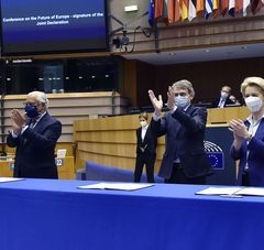 Photo de António Costa, David Sassoli et Ursula von der Leyen après avoir signé la déclaration sur la Conférence sur l'avenir de l'Europe.